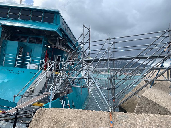 Estructuras de acceso en Ferry encallado en Dénia