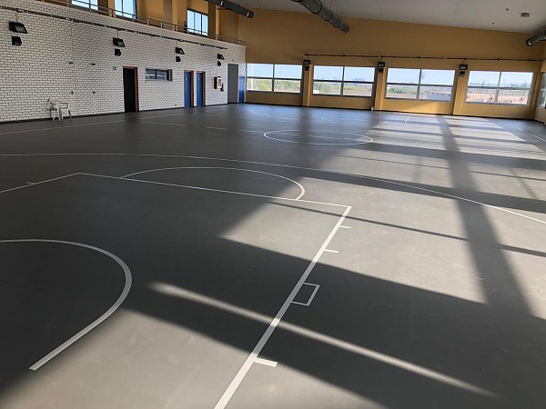 Cubrimiento piscina y remodelación pista baloncesto en Polideportivo Els Poblets